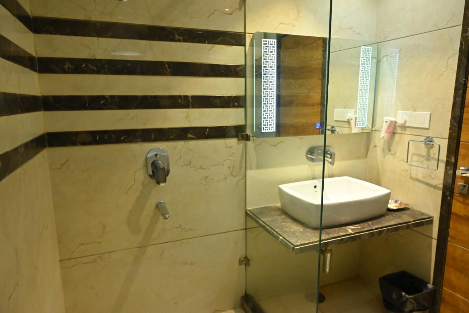 Hotel K D Palace Kanpur Luaran gambar